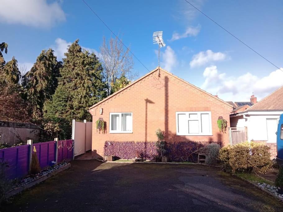 Cosy Bungalow In A Handy Location Market Harborough Exterior foto