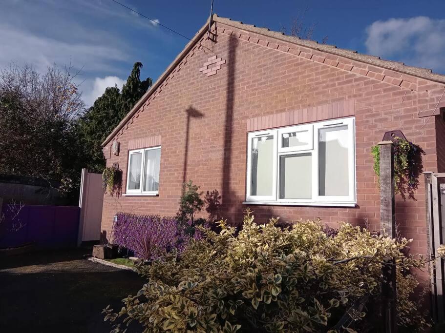 Cosy Bungalow In A Handy Location Market Harborough Exterior foto
